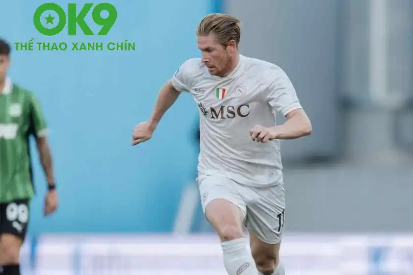 Kevin De Bruyne lập siêu phẩm đá phạt trong ngày ra mắt Serie A (Ảnh: Napoli SSC).