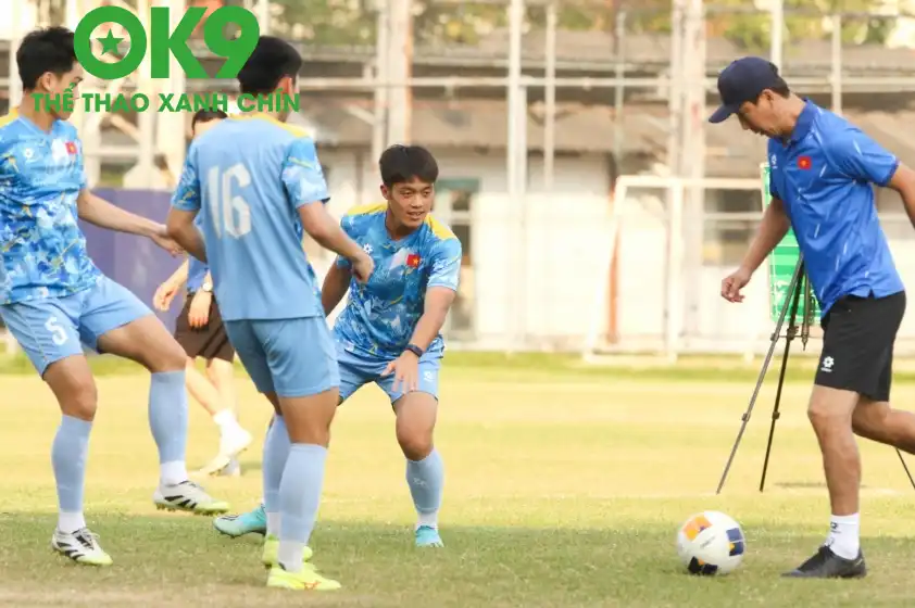 HLV Kim Sang Sik còn nhiều quân bài chất lượng trong tay ví dụ như Quốc Việt. (Ảnh: VFF) HLV Kim Sang Sik còn nhiều quân bài chất lượng trong tay ví dụ như Quốc Việt. (Ảnh: VFF)